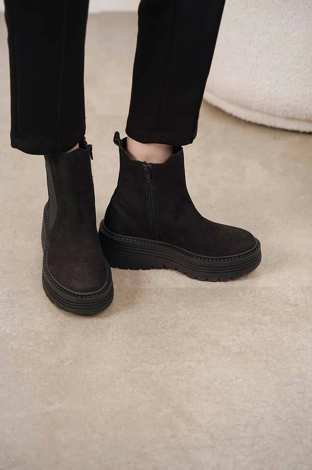 LEATHER TRACK SOLE CHELSEA BOOTS