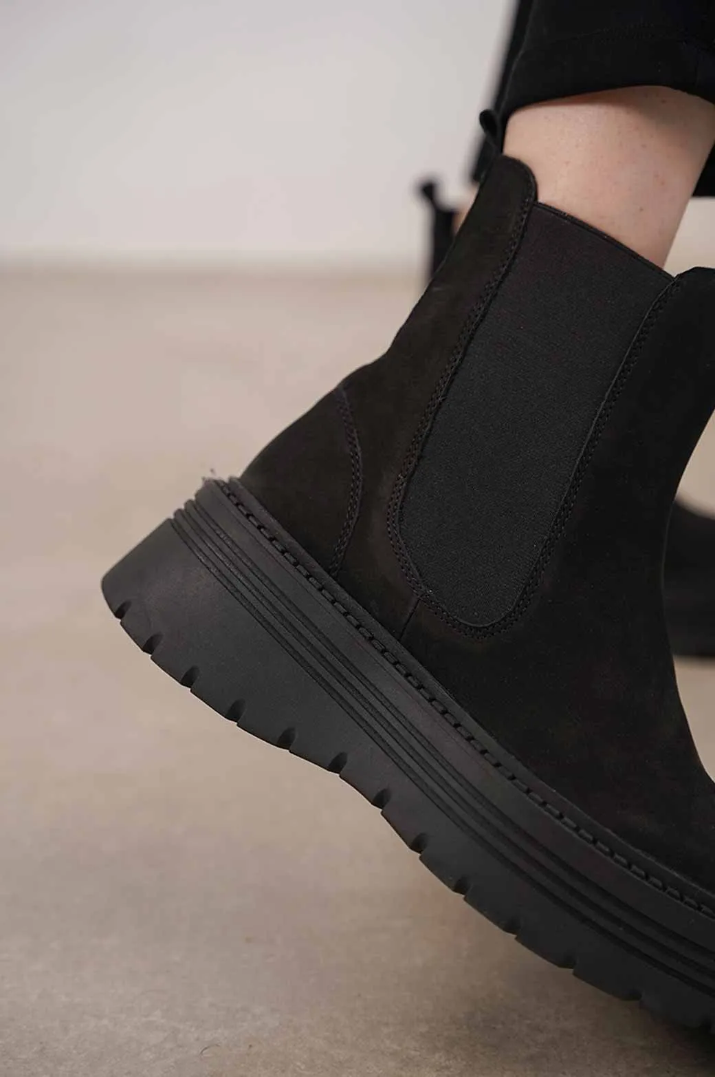 LEATHER TRACK SOLE CHELSEA BOOTS