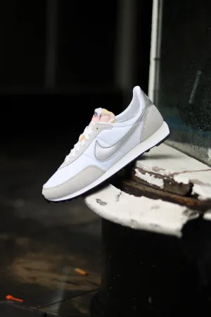 W NIKE WAFFLE TRAINER 2 "WHITE/METALLIC SILVER"